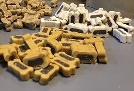 Deze beloningssnoepjes zitten vaak vol met kleur, geur- en smaakstoffen, vetten of suikers. Gezonde bestanddelen zitten er meestal niet in. Kijk dus altijd goed op het etiket!